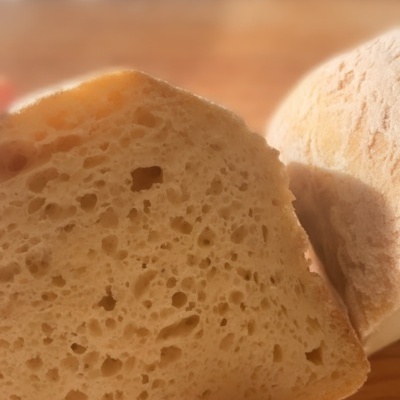 Fatias de pão com textura arejada e crosta clara