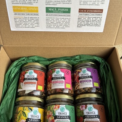 Conjunto de seis frascos de granola Trinca em caixa de cartão com papel verde
