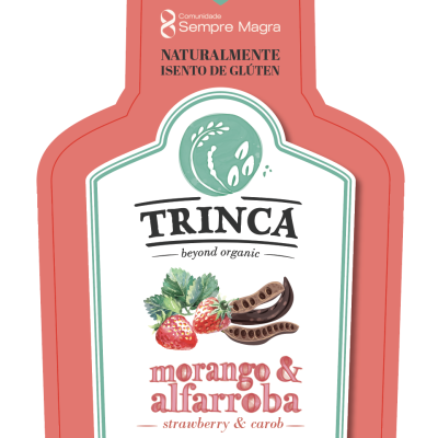 Embalagem vermelha de granola morango e alfarroba da marca TRINCA com texto e imagens de morango e alfarroba