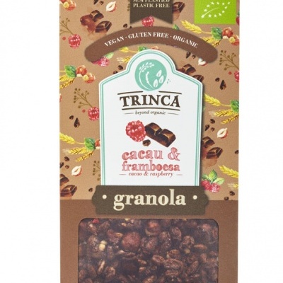 Caixa de granola Trinca sabor cacau e framboesa, embalagem castanha com janela transparente