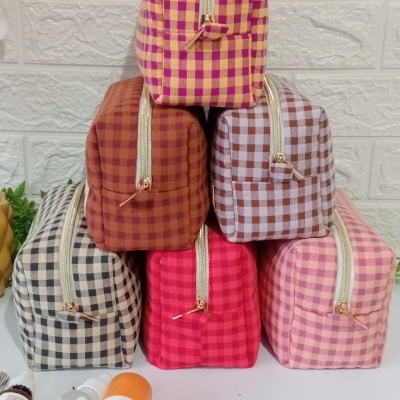 Estuches de tela a cuadros en varios colores con cierres crema en pirámide