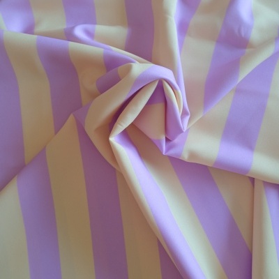 Tela de rayas lila y beige con pliegue