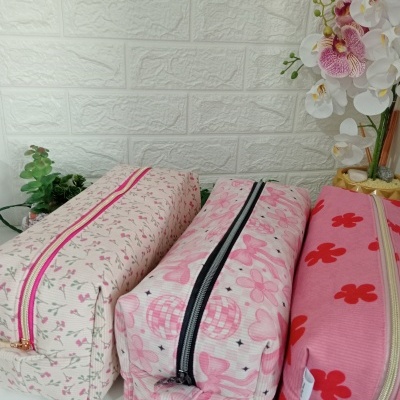 Tres estuches rectangulares de tela con estampados florales y cremalleras visibles
