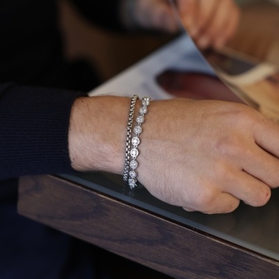 Bracelete masculino prateado com pedras redondas usadas no pulso