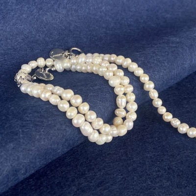 Colar e pulseira de pérolas brancas com fecho e pendentes em metal prateado