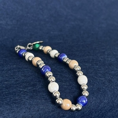 pulseira colorida com contas metálicas prateadas e contas em bege, azul, branco e verde
