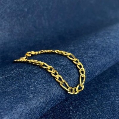 Colar dourado em tecido azul escuro