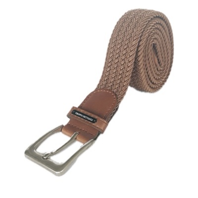 Cinto castanho trançado com detalhes em pele e fivela metálica prateada