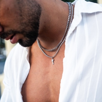 Colar masculino prata com pendente cruz e camisa branca aberta