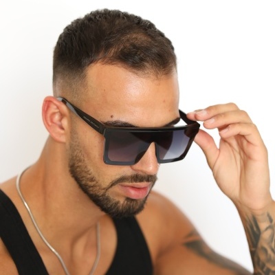 Homem com óculos de sol grandes de armação preta e lentes escuras