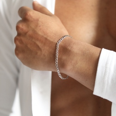 Pulseira masculina de corrente prateada no pulso