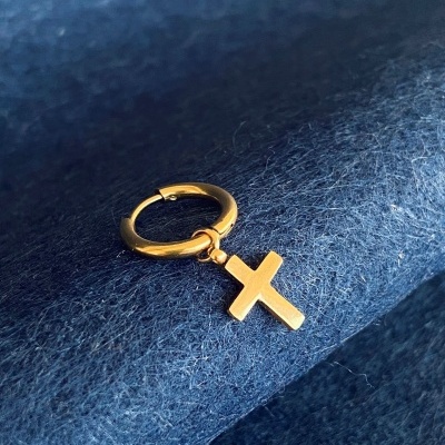 Brinco dourado com pendente de cruz em tecido azul