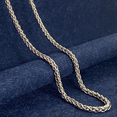 Colar de corrente prateada sobre fundo azul