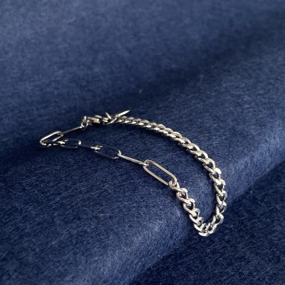 Pulseira prata sobre tecido azul escuro