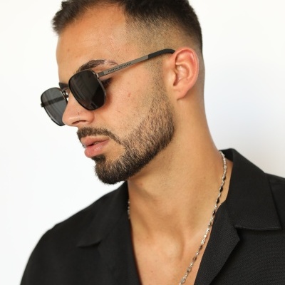 Homem com óculos de sol redondos e camisa preta