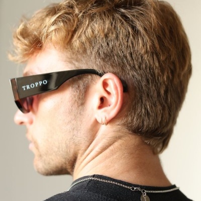 Homem de costas com óculos de sol pretos TROPPO