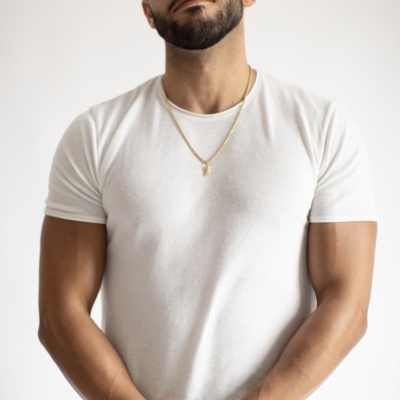 Homem com t-shirt branca e acessórios dourados