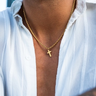 Colar dourado com cruz e camisa branca aberta