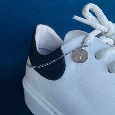 Ténis branco com detalhe preto e corrente prateada