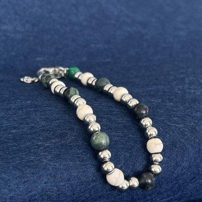 Colar de contas coloridas em fundo azul