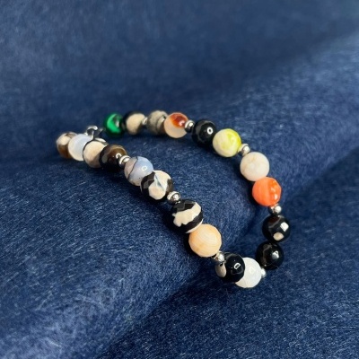 Pulseira colorida com contas de pedra e esferas prateadas