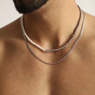 Colar triplo masculino com contas brancas e correntes prateadas