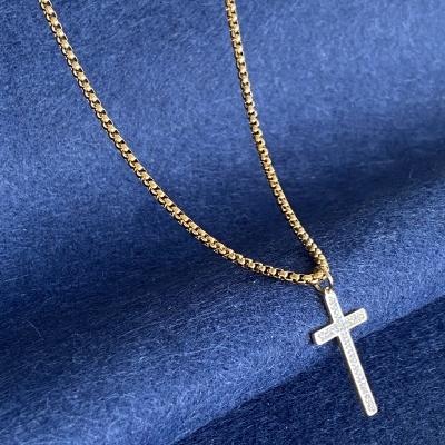 Colar dourado com pendente em cruz prateada com cristais em tecido azul