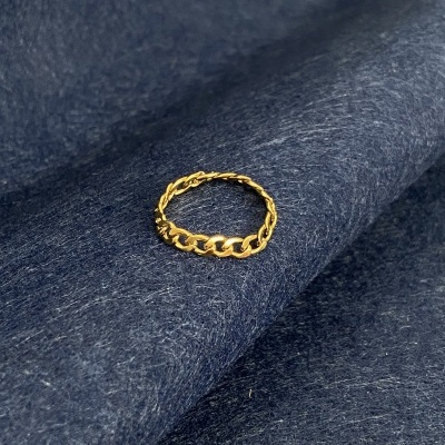 Anel dourado em tecido azul escuro