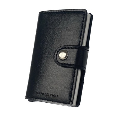 Carteira preta em couro com fecho de botão e texto 'TROPPO DETTAGLI'