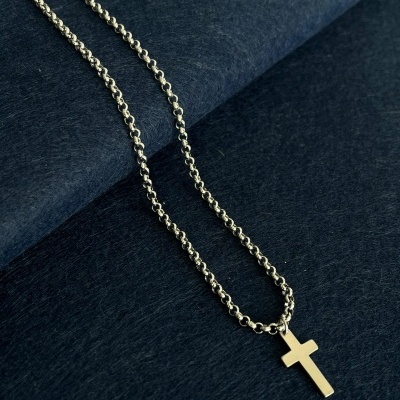 Colar com pendente em forma de cruz sobre tecido azul escuro