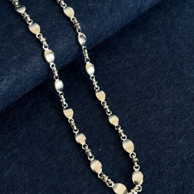 Colar prateado com peças ovaladas em tecido azul escuro