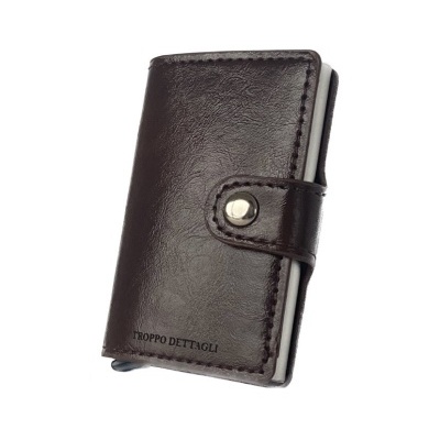 Carteira ou porta-cartões em couro castanho escuro com fecho de botão