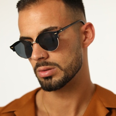 Homem com óculos de sol de armação preta e lentes negras