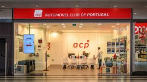 Fachada de loja do Automóvel Club de Portugal com texto e logo em vermelho