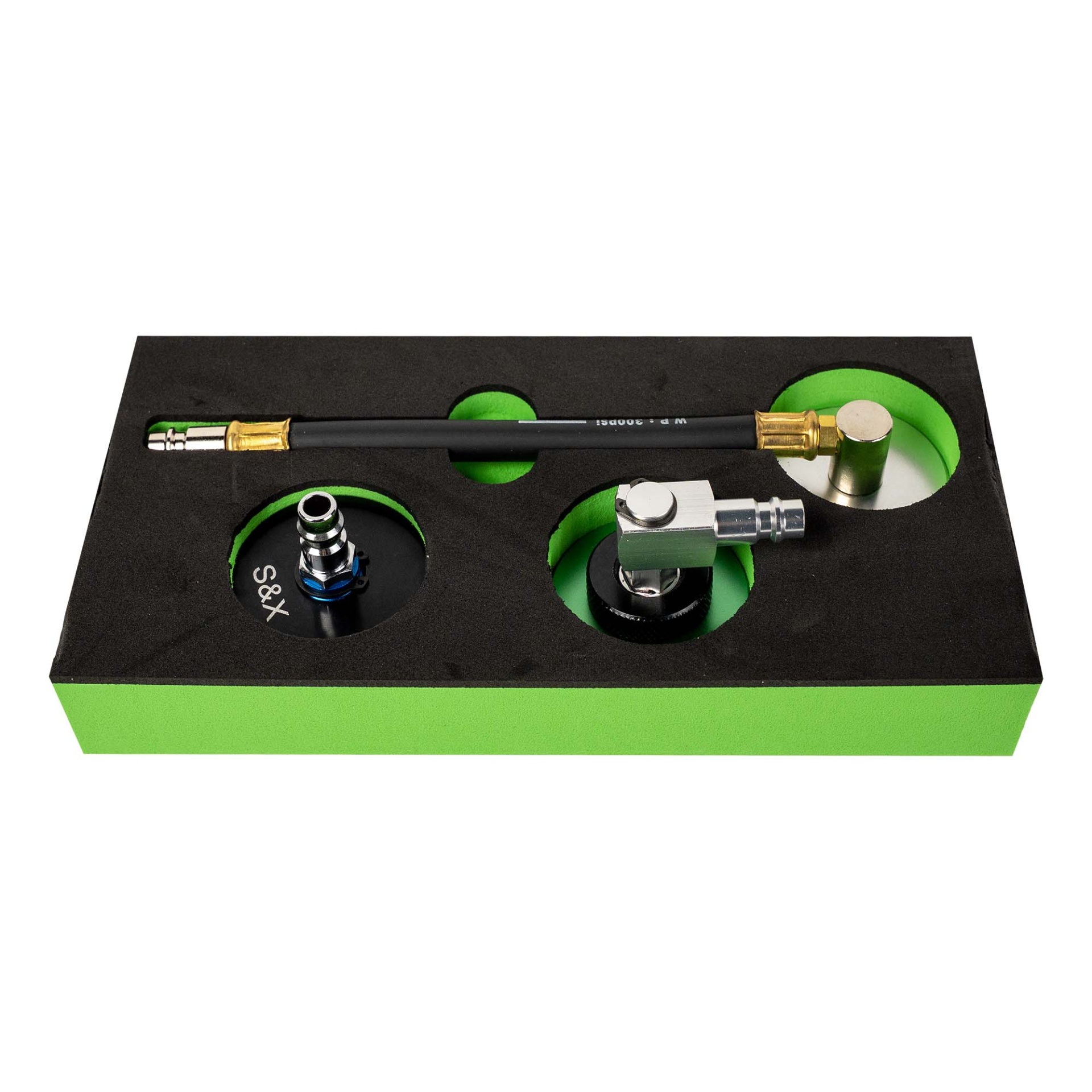 ADAPTADORES DE PURGA DE TRAVÕES PARA TESLA | JBM 54887 Conjunto de ferramentas metálicas com tubo preto em suporte de espuma preto e verde