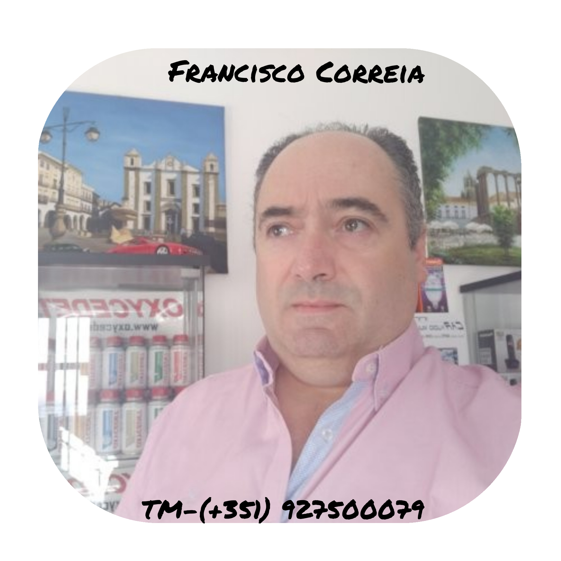 Retrato de homem com camisa rosa e texto com nome e número de telefone no fundo