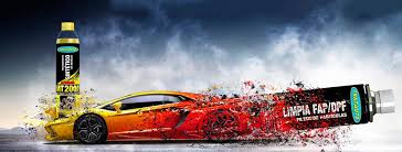 Lápis gigante destruído com carro desportivo amarelo e tubo LIMPIA FAROPIS