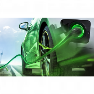 Carro elétrico verde a ser carregado com cabo verde na estrada sob céu azul