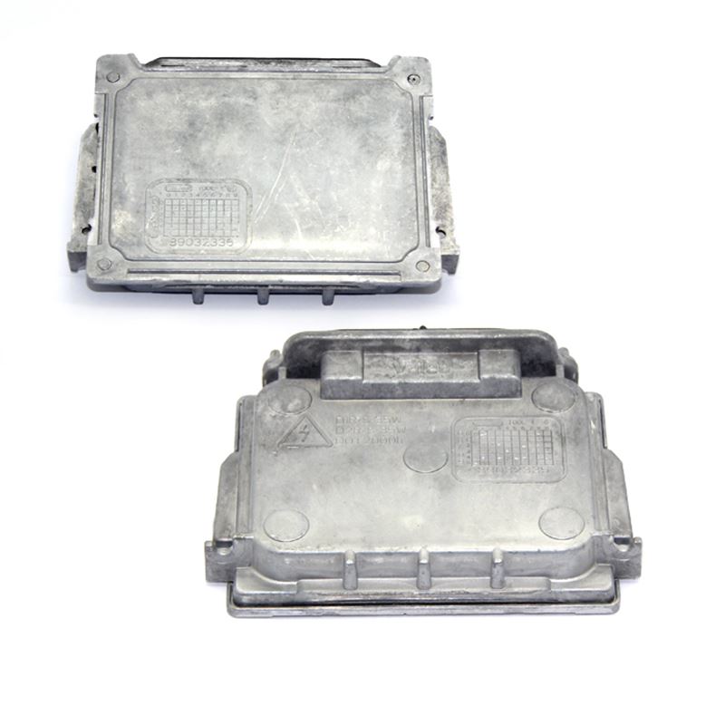 BALASTRO XENON OEM ALFA - AUDI - BMW - CITROEN - OPEL - PEUGEOT - RENAULT - SEAT - VW - VOLVO Dois módulos eletrónicos metálicos cinzentos sobre fundo branco