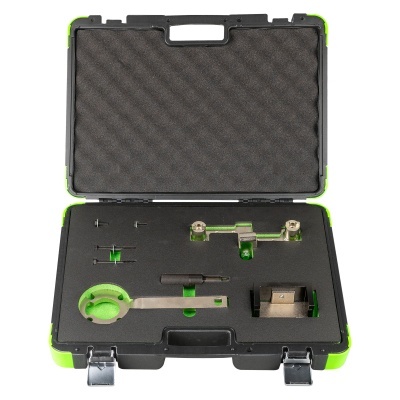 Conjunto de ferramentas em mala preta com bordas verdes abertas