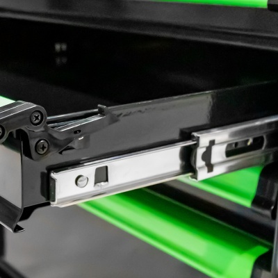 Gaveta preta metálica com corrediça prateada num fundo verde