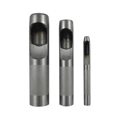 Três extratores de anel metálicos com superfície texturizada e cavidade oval