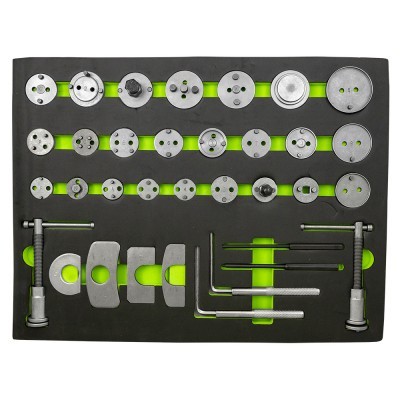 Conjunto de ferramentas metálicas organizadas numa base preta e verde.