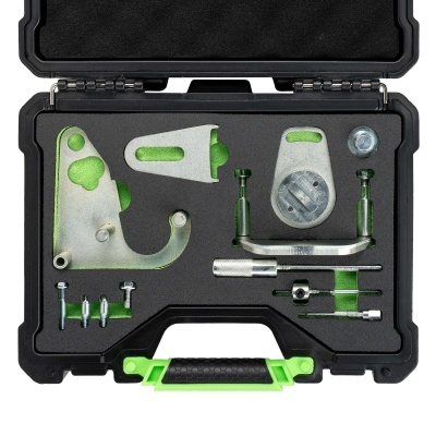 Conjunto de ferramentas metálicas e parafusos organizados em estojo preto com espuma verde