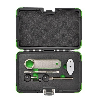 Conjunto de ferramentas organizadas dentro de caixa preta e verde