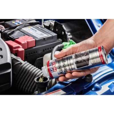 Frasco LIQUI MOLY Kühler Reiniger a ser utilizado num motor de carro