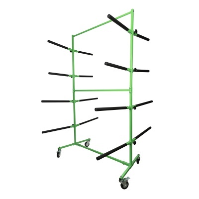 Estrutura metálica verde com barras pretas acolchoadas e rodas