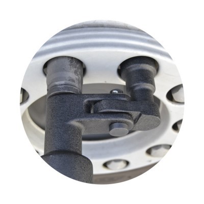 Peça metálica preta montada em superfície cinza com parafusos