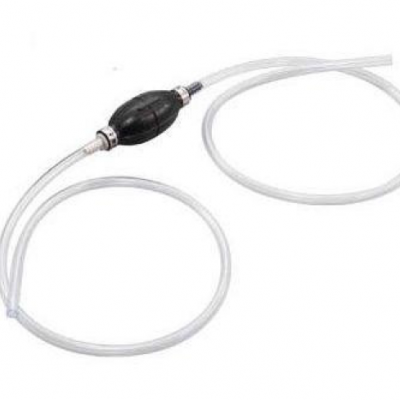 Bomba manual de sucção com mangueiras transparentes e peça central preta