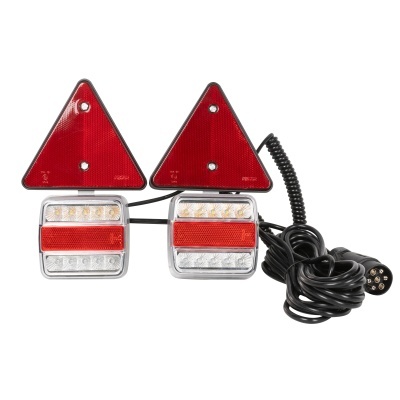 Sinais triangulares vermelhos com luzes LED retangulares e cabos pretos ligados